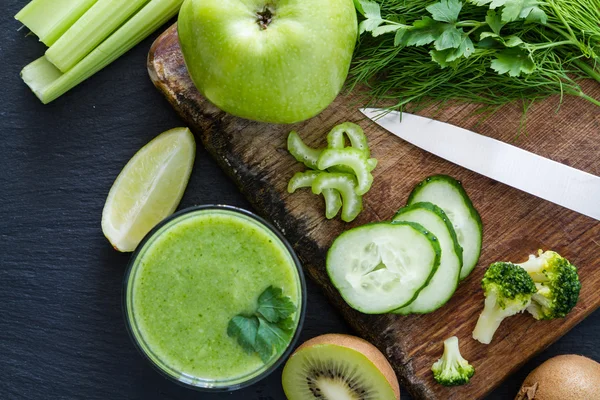 Πράσινο smoothie και συστατικά — Φωτογραφία Αρχείου