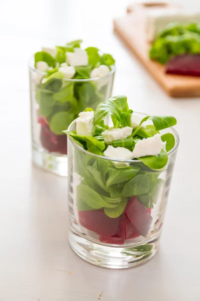Salada de raiz de beterraba servida em copos — Fotografia de Stock