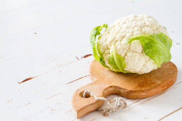 Coliflor sobre tabla de madera —  Fotos de Stock