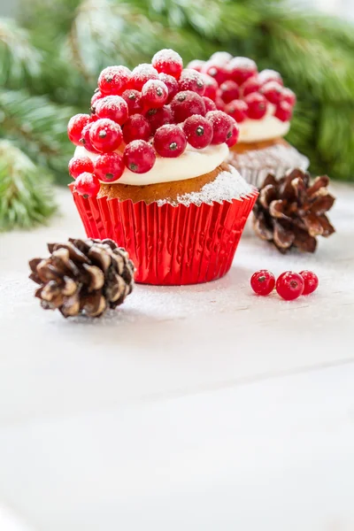 Kırmızı meyveler ile Noel cupcakes — Stok fotoğraf