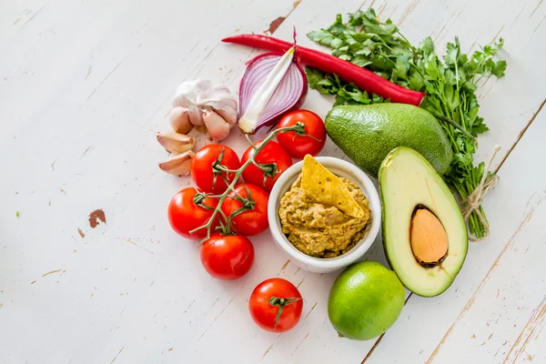 Salsa de guacamole e ingredientes —  Fotos de Stock
