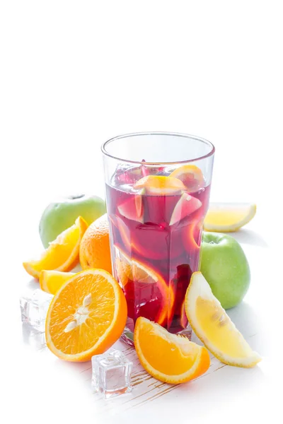 Sangria in hoge glazen met vruchten — Stockfoto