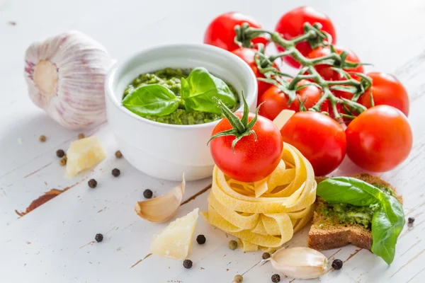 Tagliatelle seco, salsa de pesto — Foto de Stock