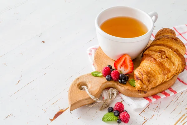 Frukost - croissanter med bär — Stockfoto