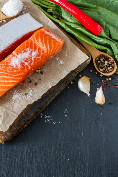 Filetto di salmone con sale agli spinaci — Foto Stock