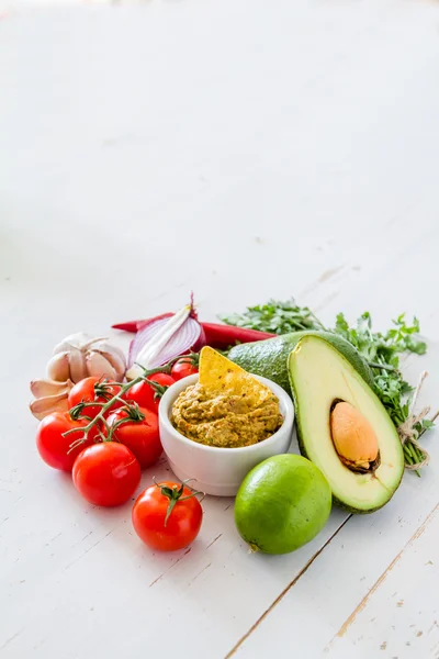 Molho de guacamole e ingredientes — Fotografia de Stock
