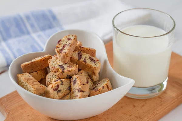 Leche en vaso con galletas —  Fotos de Stock