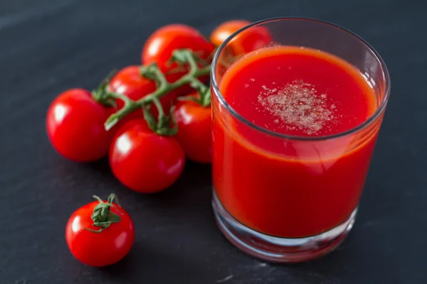 Suco de tomate em vidro — Fotografia de Stock