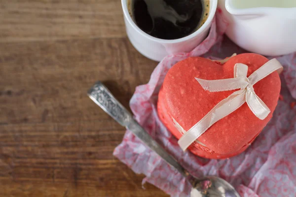 Macaroons em forma de coração com fita — Fotografia de Stock