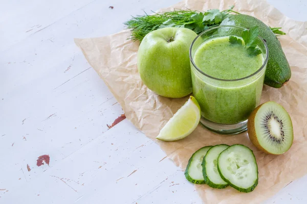 Smoothie verde e ingredientes — Fotografia de Stock