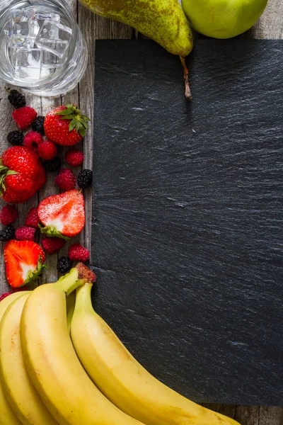 Selección de frutas, fondo de piedra oscura — Foto de Stock
