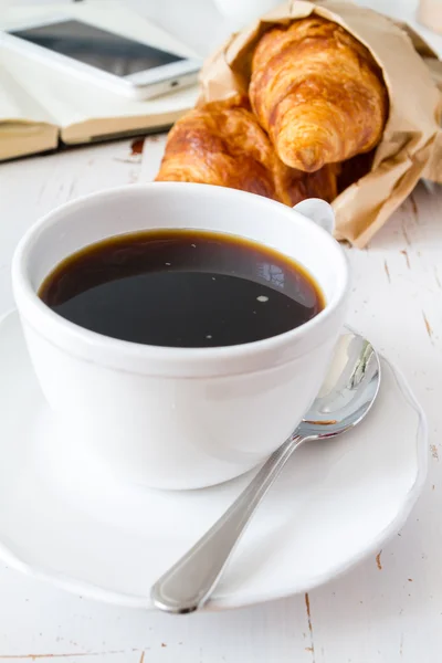 Kávé, croissant-t a papír porzsák — Stock Fotó