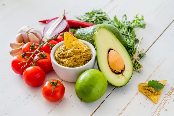 Guacamole saus en ingrediënten — Stockfoto