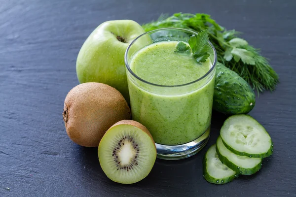 Smoothie verde e ingredientes — Fotografia de Stock