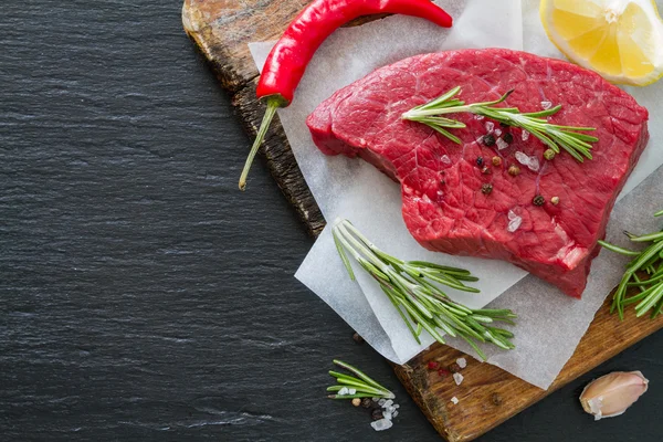 Rå skivad kött med rosmarin — Stockfoto