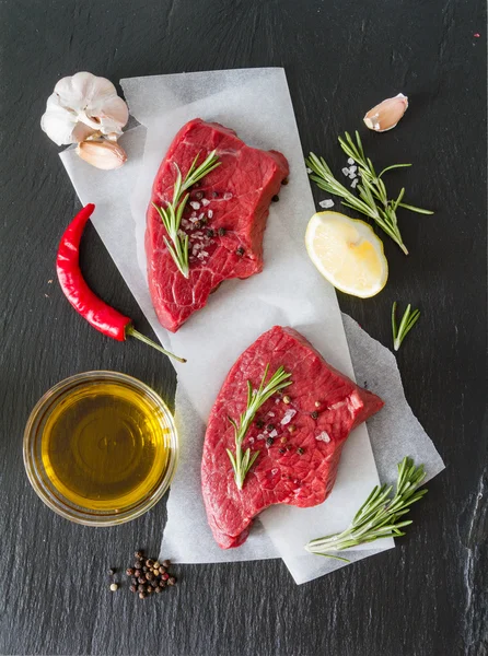 Surowe mięso krojone z rozmarynem — Zdjęcie stockowe