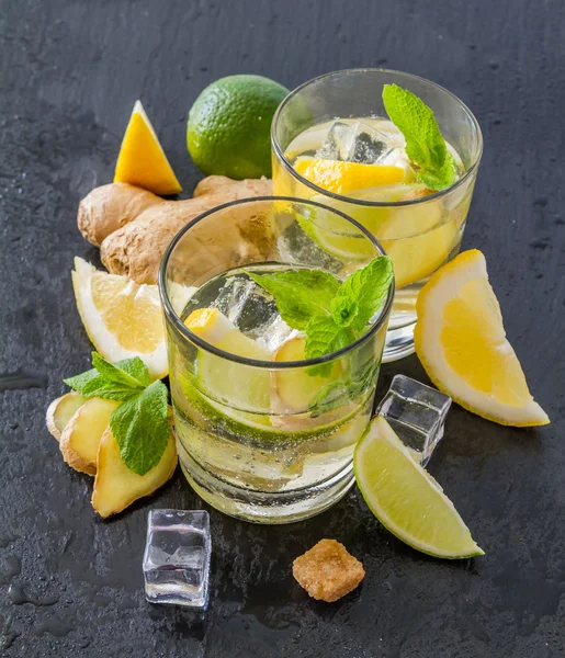 Zencefilli limonata ve malzemeler — Stok fotoğraf