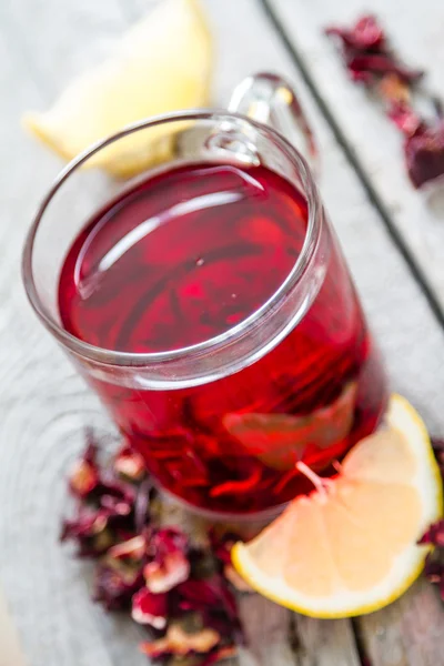 Hibiscus thé sec dans une tasse en verre — Photo