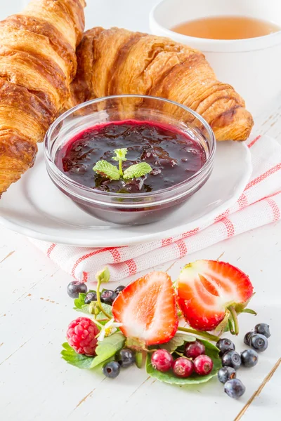 Frukost - croissanter med bär — Stockfoto