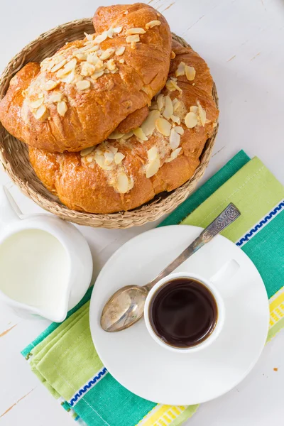 早餐-羊角面包，咖啡牛奶 — 图库照片