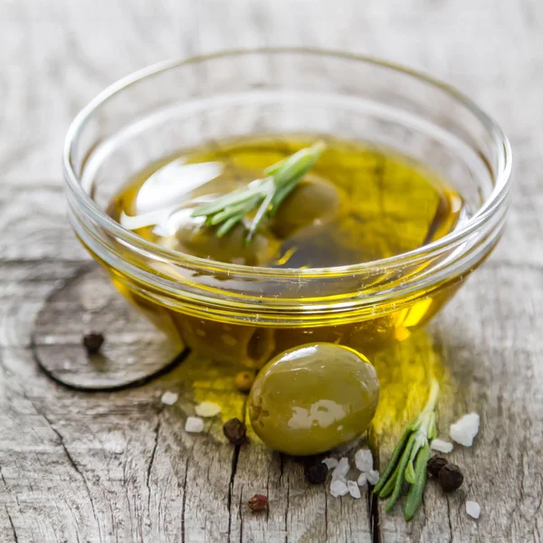 Oliven und Öl in Glasschale — Stockfoto