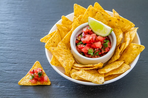 Salsa mártással és nachos — Stock Fotó