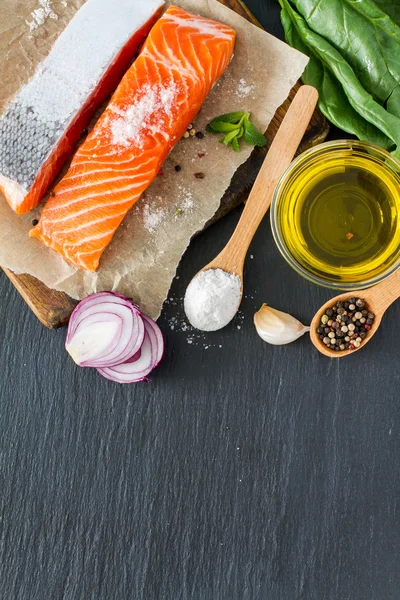 Filetto di salmone con sale agli spinaci — Foto Stock