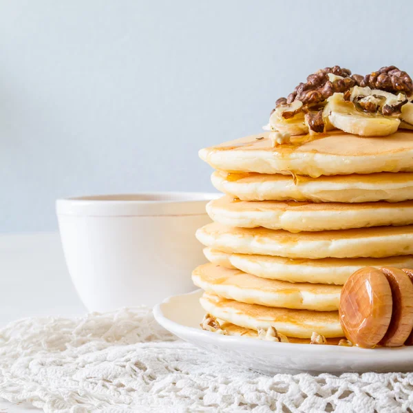 Pannkakor med banan, nötter och honung — Stockfoto