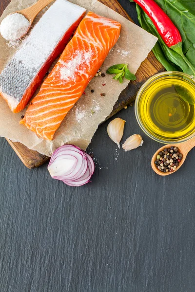 Filetto di salmone con sale agli spinaci — Foto Stock