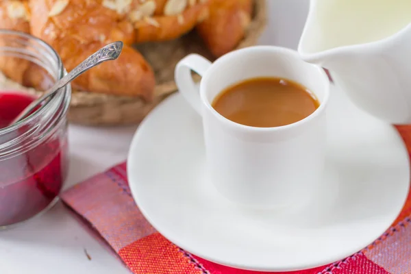 Frühstück - Croissant, Kaffee, Milch — Stockfoto