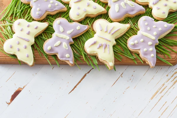 Páscoa - biscoitos de borboleta em grama — Fotografia de Stock