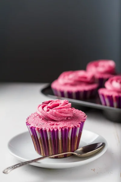 Chocolate and blackcurrant buttercream cupcakes — Stock Photo, Image