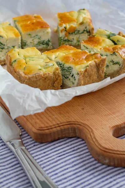 Ricota e quiche de espinafre pedaços de torta — Fotografia de Stock