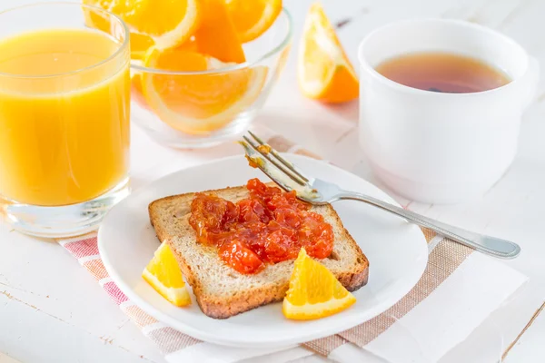 Завтрак - тост с джемом — стоковое фото