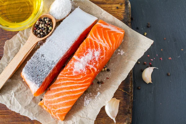 Filetto di salmone con sale agli spinaci — Foto Stock