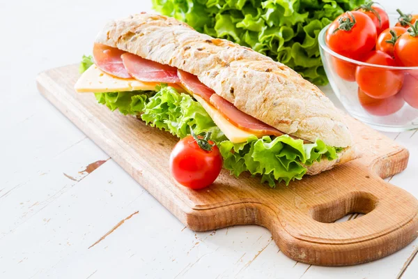 Smörgås med sallad och tomater — Stockfoto