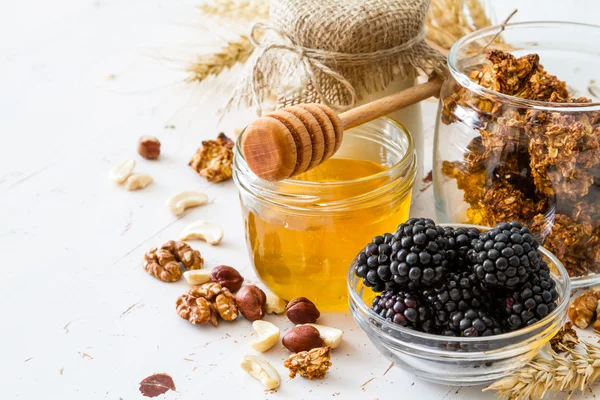 Kahvaltı - granola, yoğurt, meyve — Stok fotoğraf