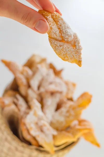 Hand hält ein Dessert mit Engelsflügeln — Stockfoto