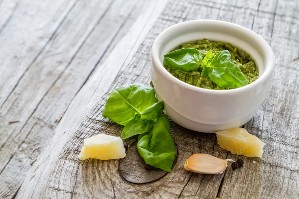 Molho de pesto em tigela branca — Fotografia de Stock