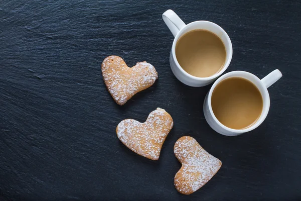 Copos de café, biscoitos em forma de coração — Fotografia de Stock