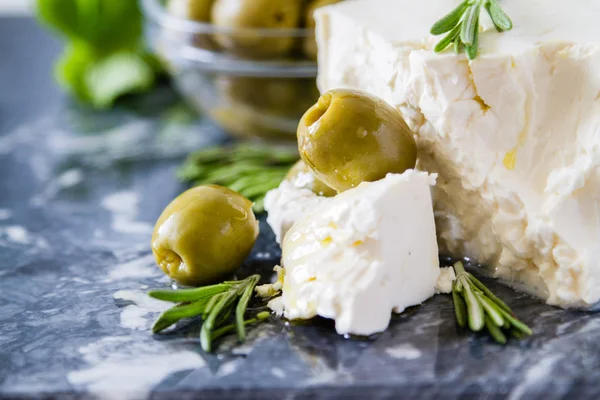 Sýr Feta, olivy, rozmarýn — Stock fotografie