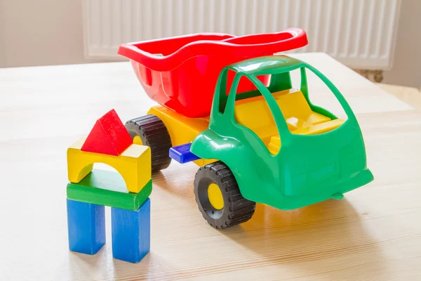 Пластиковый цветной автомобиль — стоковое фото