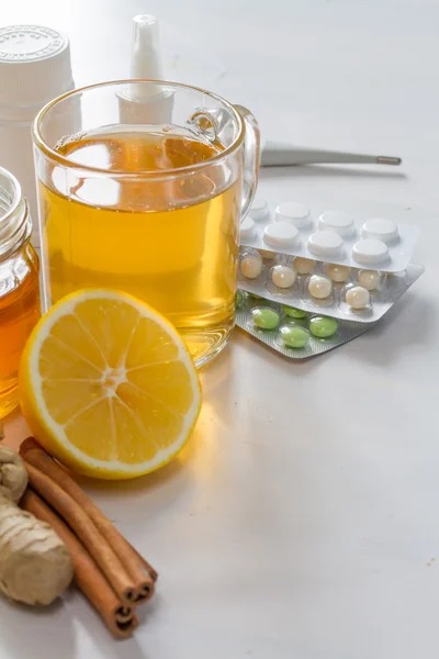 Cuidado del frío - té, limones, pastillas — Foto de Stock