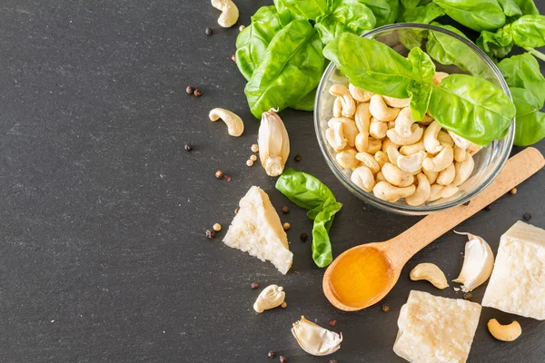 Pesto ingredience - ořechy, bazalka, sýr — Stock fotografie