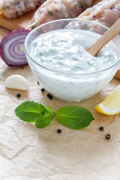 Salsa Tzatziki y carne para kebabs —  Fotos de Stock