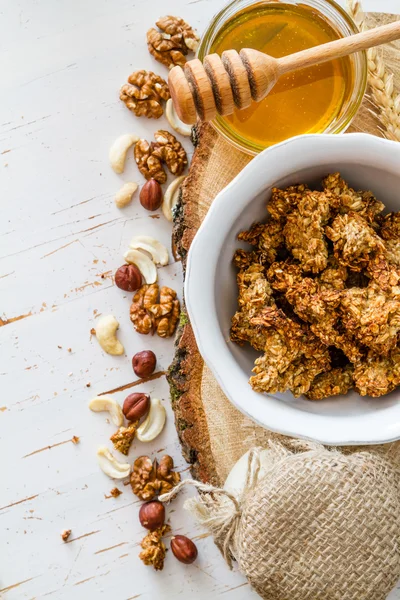 Granola de outono com nozes e iogurte — Fotografia de Stock