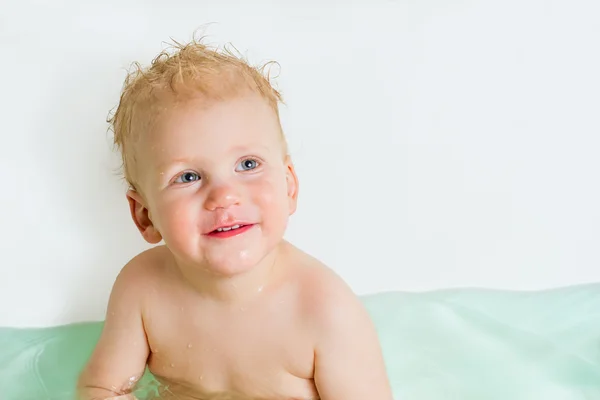 Pequeno bebê em banho — Fotografia de Stock