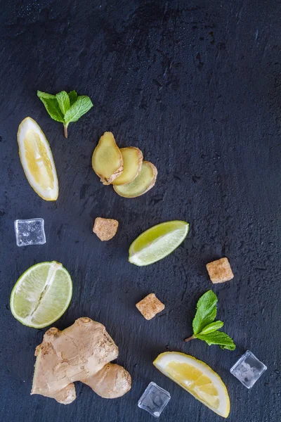 Имбирный лимонад и ингредиенты — стоковое фото