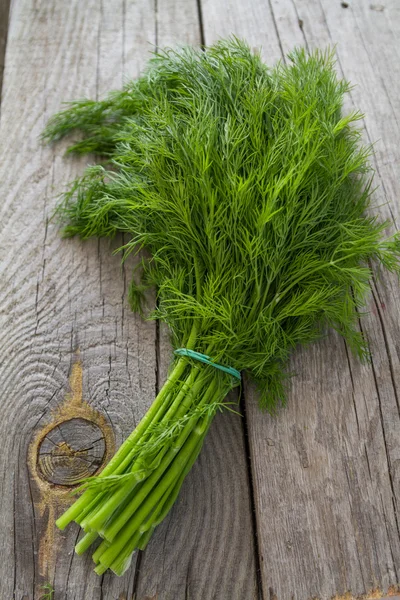 Dill-Bund auf rustikalem Holz Hintergrund — Stockfoto