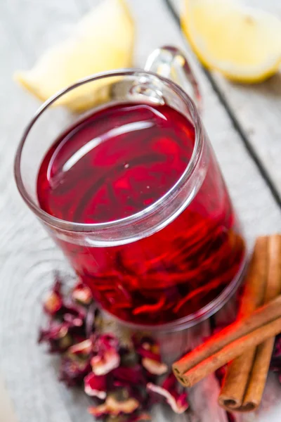 Thé Hibiscus, tasse en verre — Photo